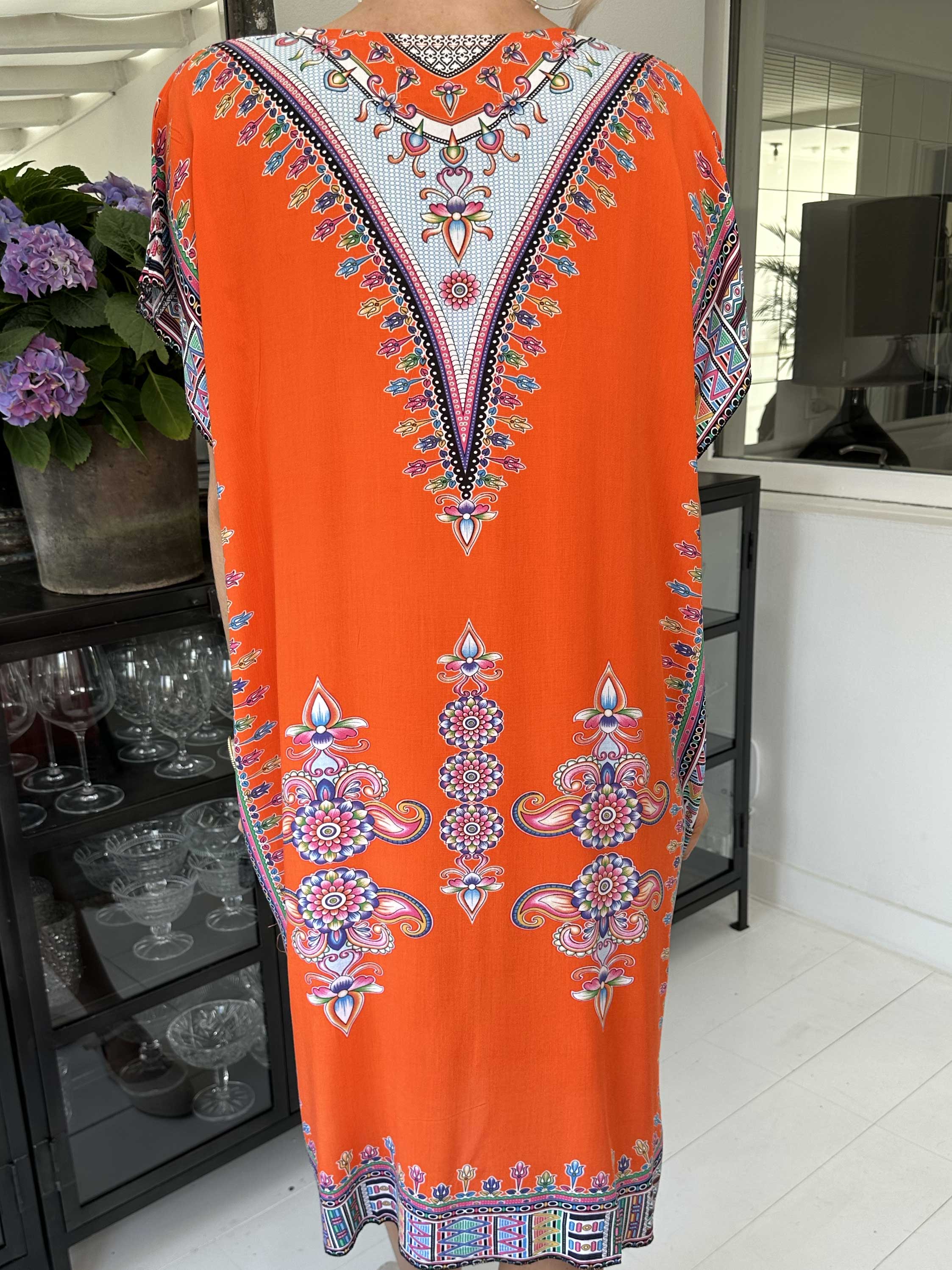 Mille - Let og luftig tunika i farvet mønster